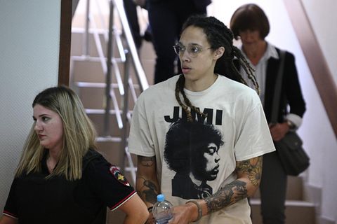 Brittney Griner betritt das Gericht im Norden Moskaus.