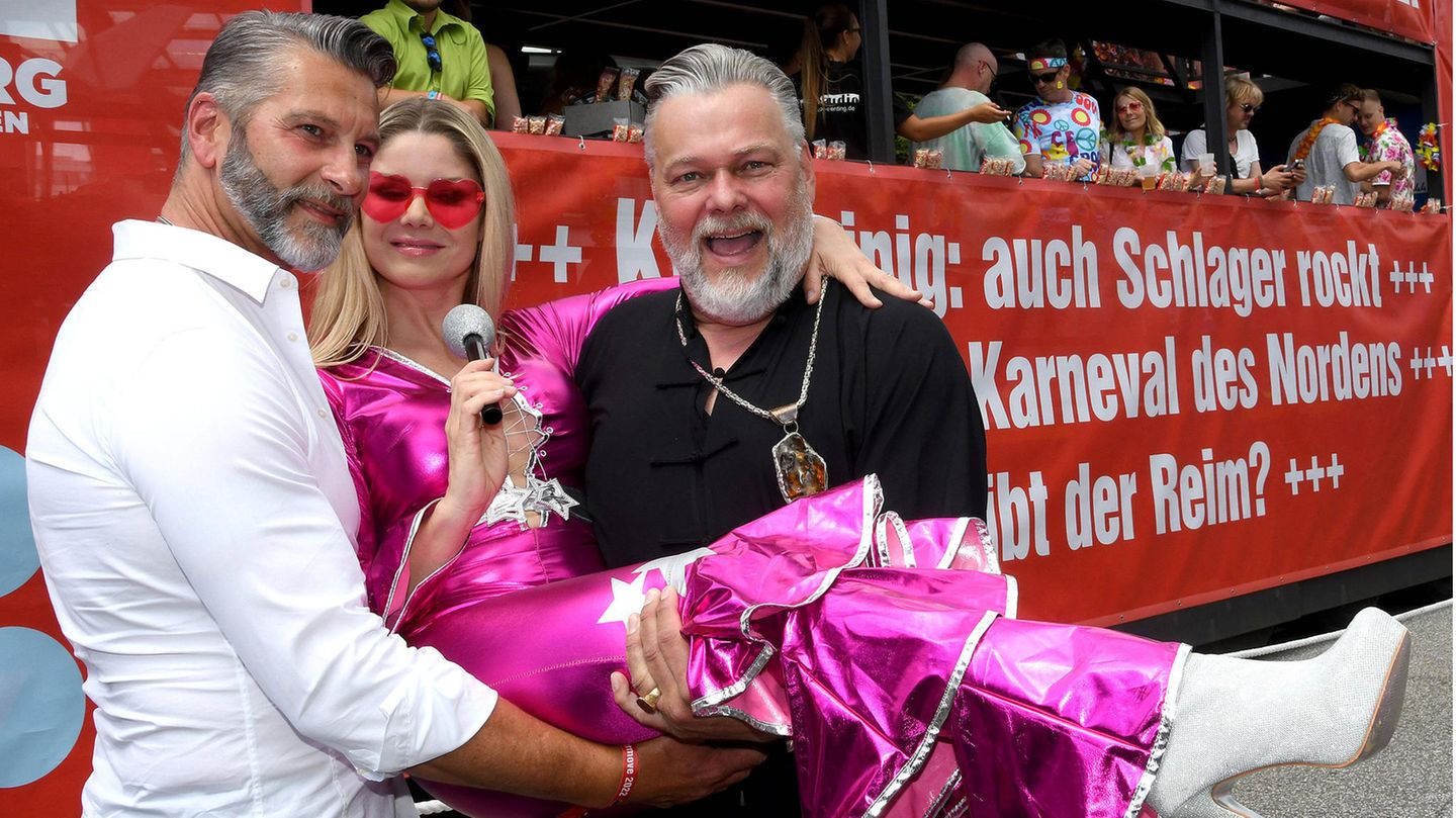 Schauspieler Torsten Münchow (rechts) und sein Bruder Christian nehmen Schauspielerin Yvonne Woelke auf den Arm.
