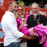 Schauspieler Torsten Münchow (rechts) und sein Bruder Christian nehmen Schauspielerin Yvonne Woelke auf den Arm.