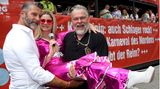 Schauspieler Torsten Münchow (rechts) und sein Bruder Christian nehmen Schauspielerin Yvonne Woelke auf den Arm.