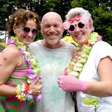 Ganz ohne Cowboys und Indianer: Schlagersänger Olaf Henning posiert mit zwei Fans beim Schlagermove. Der 54-Jährige trat beim Warm-Up und der Aftershow-Party auf – dort dürfte auch "Cowboy und Indianer" angeklungen sein.