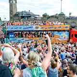 Volles Haus an den Landungsbrücken: Der Schlagermove schlängelte sich einmal rund durch den Stadtteil St. Pauli.