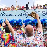 Ein Schiff auf Rädern: Ein als "Mein Schiff" dekorierter Truck passiert Besucher