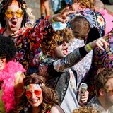 Besucher feiern beim Schlagermove 2022 in Hamburg