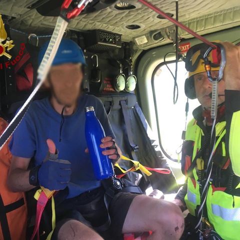 Dieses Bild aus dem Rettungshubschrauber veröffentlichte die Feuerwehr kurz nach der Rettung