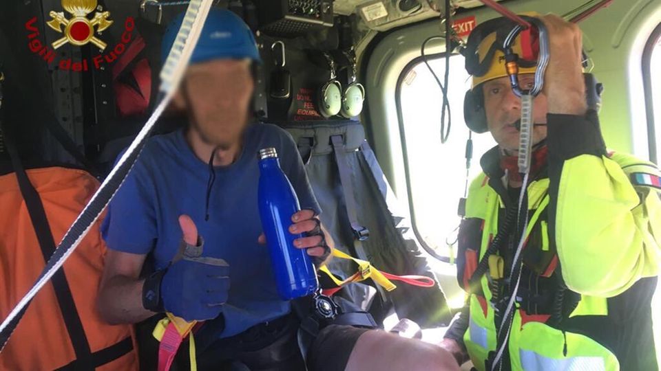 Dieses Bild aus dem Rettungshubschrauber veröffentlichte die Feuerwehr kurz nach der Rettung