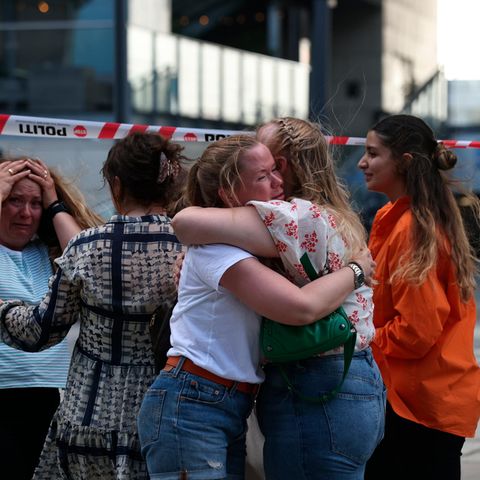 Menschen trösten sich vor dem Kopenhagener Einkaufszentrum Field's, in dem die tödlichen Schüsse fielen