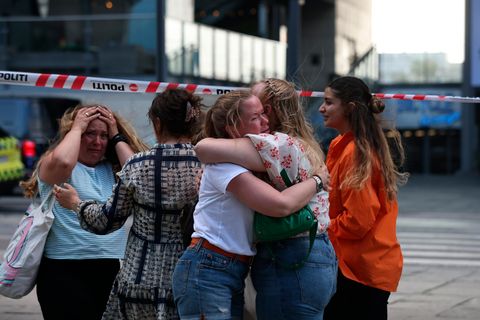 Menschen trösten sich vor dem Kopenhagener Einkaufszentrum Field's, in dem die tödlichen Schüsse fielen