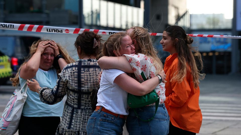 Menschen trösten sich vor dem Kopenhagener Einkaufszentrum Field's, in dem die tödlichen Schüsse fielen