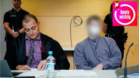 Im Prozess um den Polizeimord in Kusel sitzt der Hauptangeklagte (r.) neben seinem Anwalt