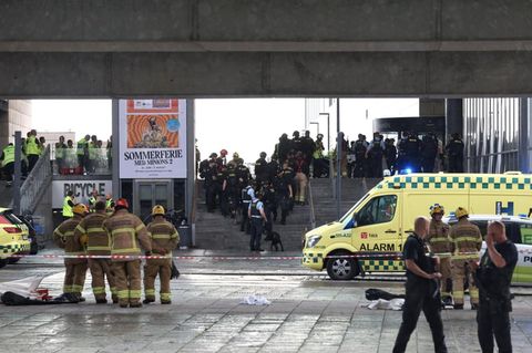Rettungskräfte im Einsatz vor dem Kopenhagener Einkaufszentrum