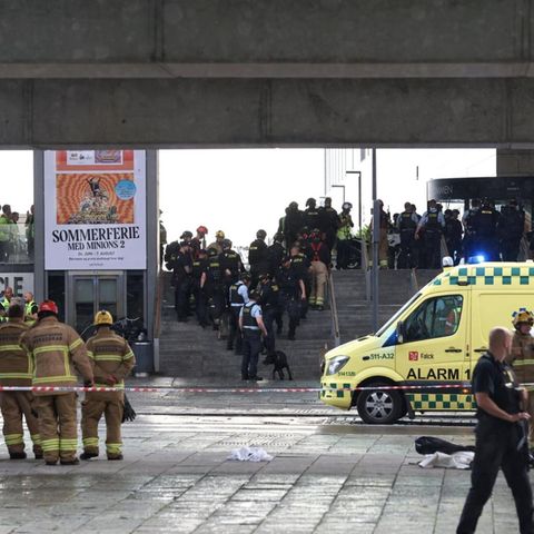 Rettungskräfte im Einsatz vor dem Kopenhagener Einkaufszentrum