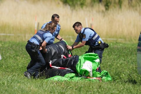 Polizeibeamte transportieren in Gondershausen die Hülle einer Hüpfburg ab