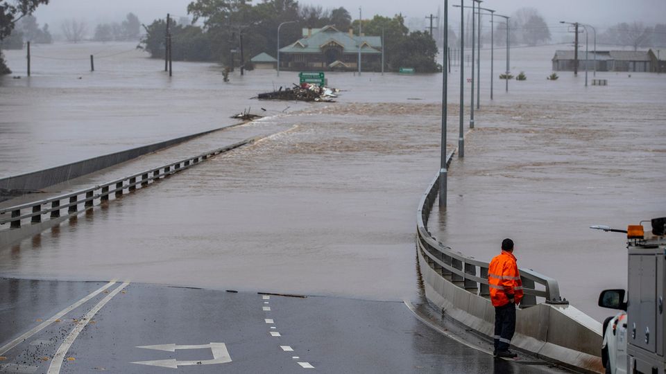 Eine überflutete Straße in Australien