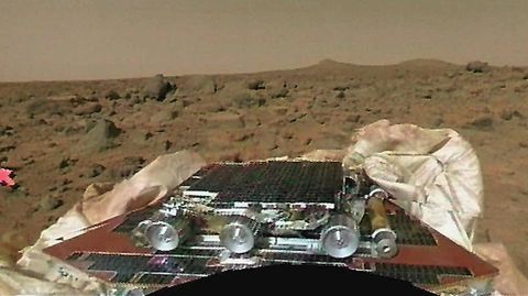 4. Juli 1997: Die US-Sonde "Pathfinder" landet mit dem Rover "Sojourner" auf dem Mars  Dieses kleines Gefährt ist eine Berühmtheit: Es handelt sich um den "Sojourner", den ersten sogenannten Rover, der jemals auf der Oberfläche des Roten Planeten gerollt ist.  Abgesetzt wurde das Gefährt vom Mars-Lander "Pathfinder", der 1996 vom Weltraumbahnhof Cape Canaveral ins All geschossen worden war. Ein halbes Jahr benötigte der Lander für die rund 500 Millionen Kilometer, bis er dem Planeten mit 16-facher Schallgeschwindigkeit entgegenstürzte. Am US-Unabhängigkeitstag 1997 landete er wie geplant im Ares Vallis und entließ den sechsrädrigen, 10,6 Kilogramm schweren "Sojourner" auf die Marsoberfläche.  Die Mission entwickelte sich zum weltweiten Weltraum-Hype und schrieb Mediengeschichte, da die vom Mars gefunkten Bilder direkt im damals noch jungen Internet veröffentlicht wurden. 45 Millionen Besucher verzeichnete die Nasa-Website binnen einer Woche. Die "New York Times" verglich den Ansturm im Web mit den TV-Berichten über die Ermordung von John F. Kennedy und sprach von einer möglichen "neuen Ära des interaktiven Nachrichten-Massenkonsums".  Auch wissenschaftlich war die Mission ein Erfolg. Bis Ende September schickten "Pathfinder" und "Sojourner" rund 16.500 Bilder des Planeten zurück zur Erde. Die gesammelten Daten der Mission brachten die Wissenschaftler zu der Einschätzung, dass der Mars einmal warm und nass gewesen sein und über eine dichtere Atmosphäre und Wasser verfügt haben musste.  Selbst in Hollywood haben "Pathfinder" und "Sojourner" Karriere gemacht. In dem Film "Der Marsianer - Rettet Mark Whatney" gelingt es dem Protagonisten mittels des von ihm reparierten Nasa-Landers wieder Kontakt zur Erde herzustellen.