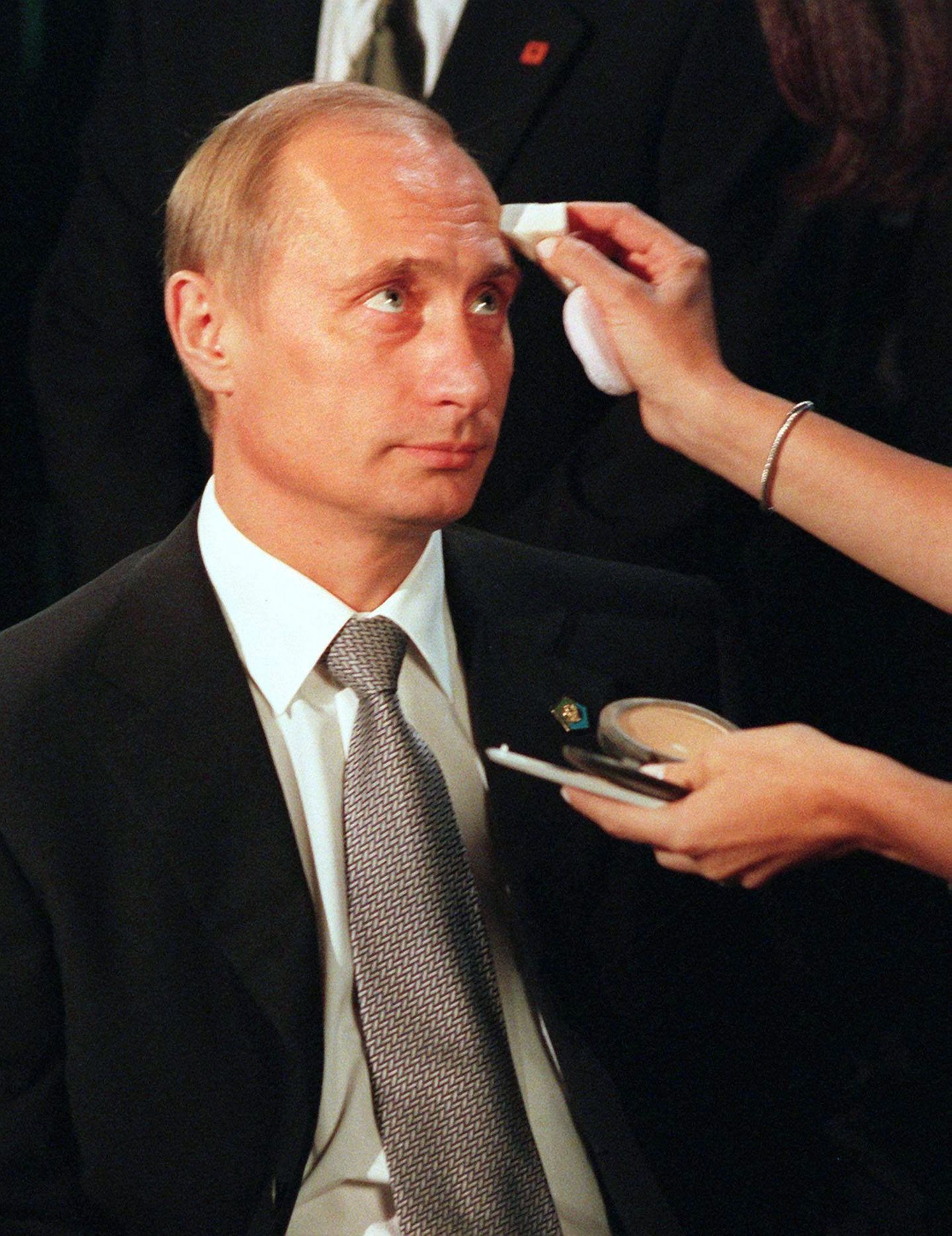 Die Wende gegen die Oligarchen Im Wahlkampf zu seiner ersten Präsidentschaft bestand Putin noch darauf, dass Russland eine moderne liberale Demokratie werden muss. Doch schon im ersten Jahr seiner Amtszeit zeigt er seinen autokratischen Charakter. Nach dem PR-Desaster, das der Untergang der "Kursk" verursacht, nimmt er jene Oligarchen ins Visier, die große Medienhäuser kontrollieren: Wladimir Gusinski und Boris Beresowski sind unter den ersten Opfern. Binnen eines Jahres nach Putins Machtübernahme fliehen die beiden Medienmogule aus Russland. Beresowski, der Putin im Wahlkampf zu einem Helden stilisiert hat, stirbt schließlich 2013 unter mysteriösen Umständen in Großbritannien. Putins Versprechen, die Freiheit der Medien zu wahren, entpuppt sich schnell als Lüge. Die wenigen von der Regierung unabhängige Fernsehsender Russlands werden in kurzer Zeit unter die Kontrolle des Kremls gebracht. Im Ausland versucht Putin noch das Gesicht eines Demokraten zu wahren, stellt sich den Fragen unabhängiger Journalisten. Sein Auftritt bei dem US-Talkmaster Larry King, für den er auf dem Foto vorbereitet wird, fällt ihm allerdings noch 20 Jahre später auf die Füße. Auf die Frage, was denn nun mit der "Kursk" geschehen sei, antwortet der Präsident mit einem Grinsen im Gesicht schlicht: "Ist gesunken." (Das Interview können Sie hier anschauen.)