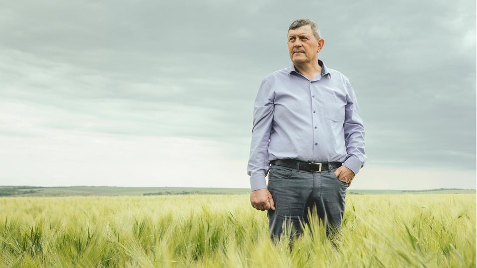 Juryj Jalowtschuk steht in einem seiner Gerstenfelder