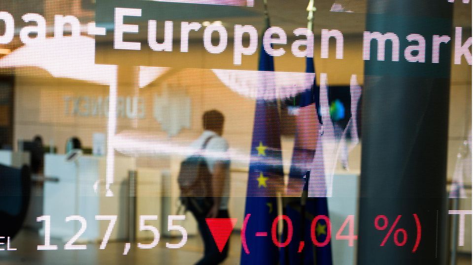 In der Lobby der Börse Euronext in Paris werden Kursinformationen angezeigt