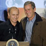 Obgleich Putin wahrscheinlich stets nostalgische Gefühle für das Zeitalter der Sowjetunion hegt, versucht er, sich dem Westen anzunähern. Er könne sich die Nato nicht als Feind vorstellen, erklärt er in seinem ersten Amtsjahr. Sogar einen Beitritts Russlands zum Militärbündnis schließt er nicht aus. Mit dieser Taktik schafft es Putin, US-Präsident George W. Bush zu beeindrucken. Das Foto zeigt die beiden Staatschefs während eines Besuchs Putins auf der Bush-Ranch in Crawford, Texas. "Ich habe Sie schätzen gelernt. Sie sind ein starker Führer", sagt Bush einmal später über Putin. 