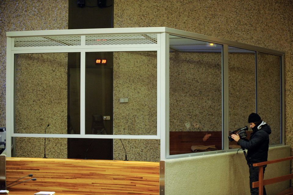 Glaskasten Dieter K. Prozess Ein Kameramann filmt den gläsernen Schutzkasten am Eröffnungstag des Berufungsprozesses gegen Dieter K.