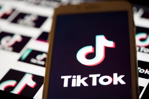 Symbol der App Tiktok auf einem Mobiletelefon