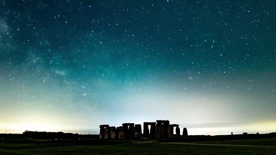 Zeitraffer: So schön kann der Nachthimmel über Stonehenge sein