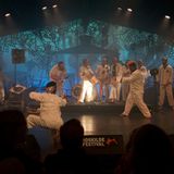 Seni Reak Juarta Putra aus Indonesien praktizieren zum Abschluss-Samstag das traditionelle und selten zu sehende Reak Zeremonium mit sehr tanzbarer Trancemusik und diversen Fakir-artigen Praktiken, wie dem Essen heißer Kohlen