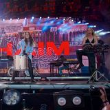 Die drei Haim-Schwestern schlagen sich auf der "Orange Stage" mit Bravour