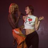 Kabeaushé aus Kenia lädt eine Festivalbesucherin zum Tanz auf die "Apollo Stage"