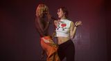 Kabeaushé aus Kenia lädt eine Festivalbesucherin zum Tanz auf die "Apollo Stage"