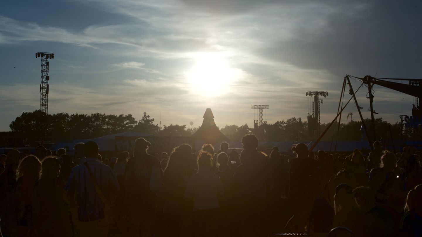 Abendstimmung und Mittsommernachts-Feeling auf dem Festivalgelände