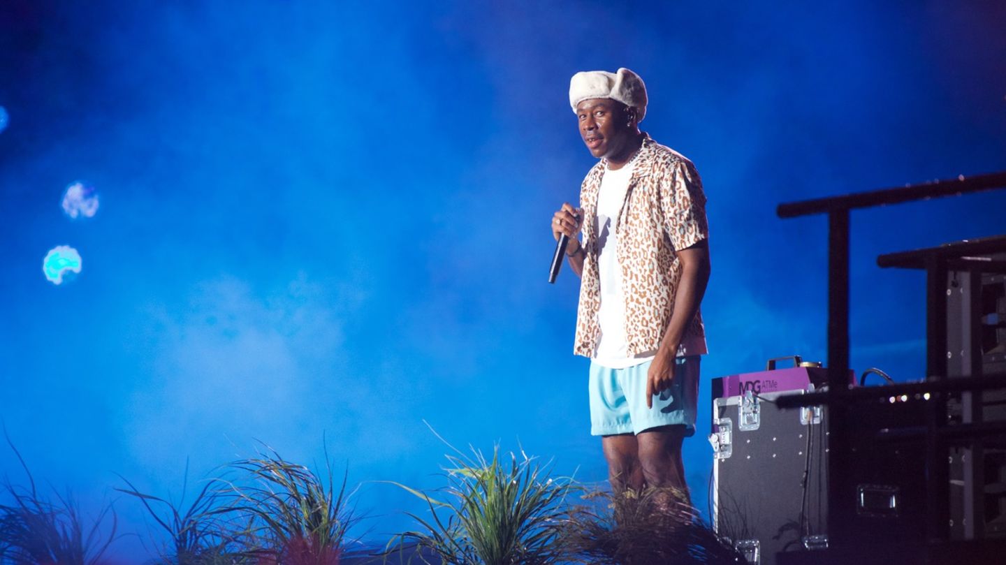 "Tyler, the Creator" schreitet mit ausgefallenem und kompostierbarem Bühnenbild über die "Orange Stage"