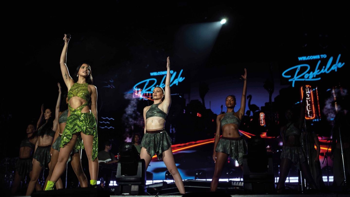 Dua Lipa auf der "Orange Stage"
