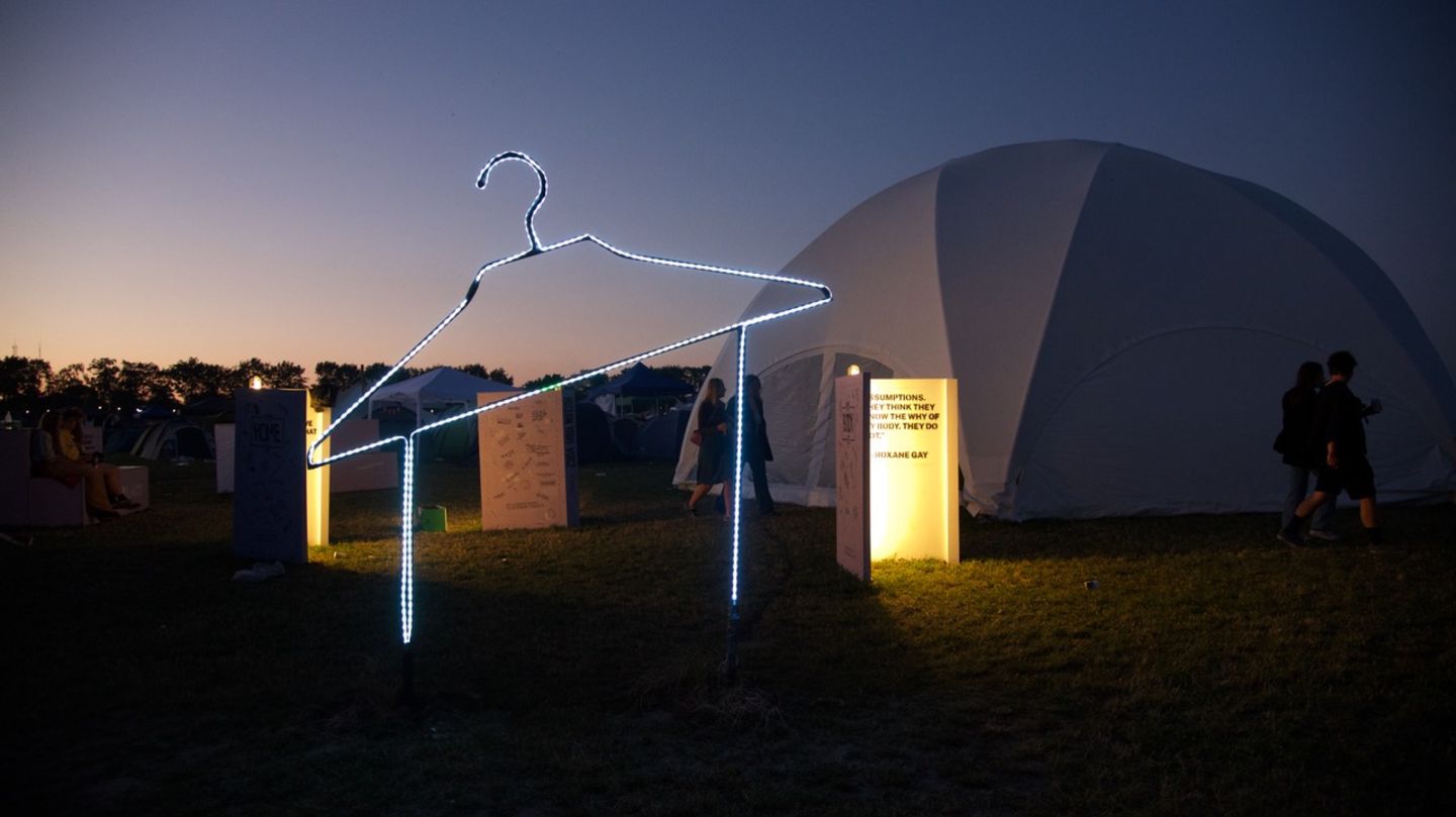 Rund um die Uhr zu bestaunen: Das Kunstprojekt "Re:Act Human Rights"
