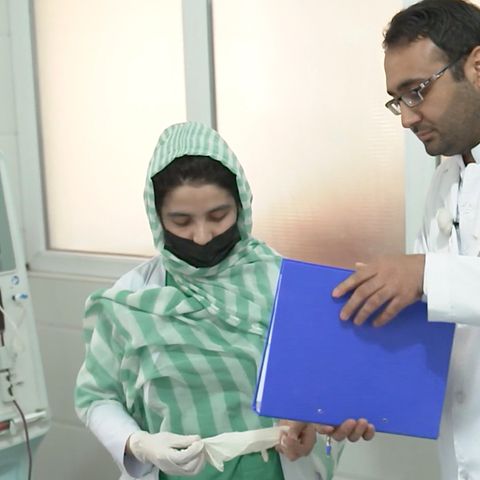 Trotz Taliban-Regime: In diesem Krankenhaus arbeiten Frauen neben Männern