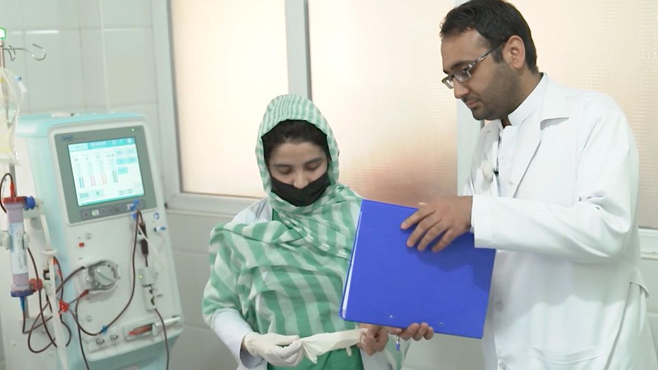 Trotz Taliban-Regime: In diesem Krankenhaus arbeiten Frauen neben Männern