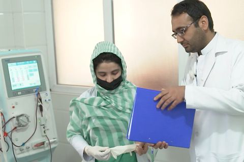 Trotz Taliban-Regime: In diesem Krankenhaus arbeiten Frauen neben Männern