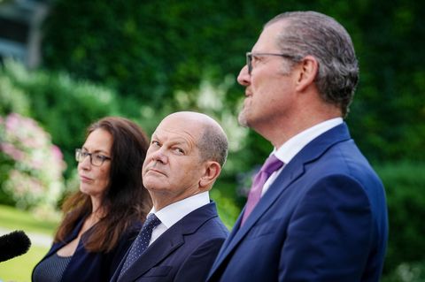 Olaf Scholz mit Yasmin Fahimi und Rainer Dulger