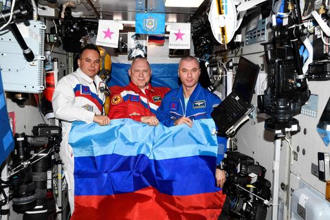 Die russischen Kosmonauten Oleg Artemyev (M), Denis Matveyev (r) und Sergei Korsakov
