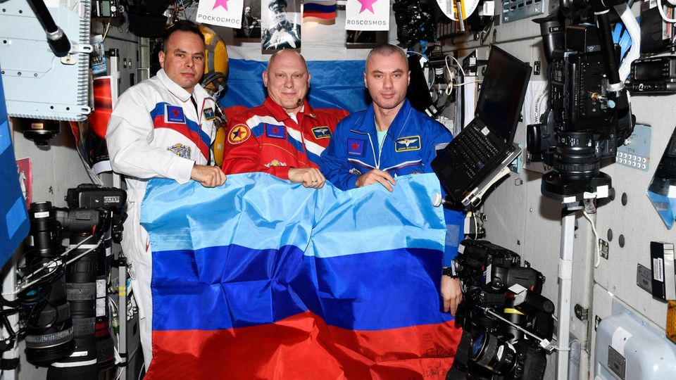 Die russischen Kosmonauten Oleg Artemyev (M), Denis Matveyev (r) und Sergei Korsakov