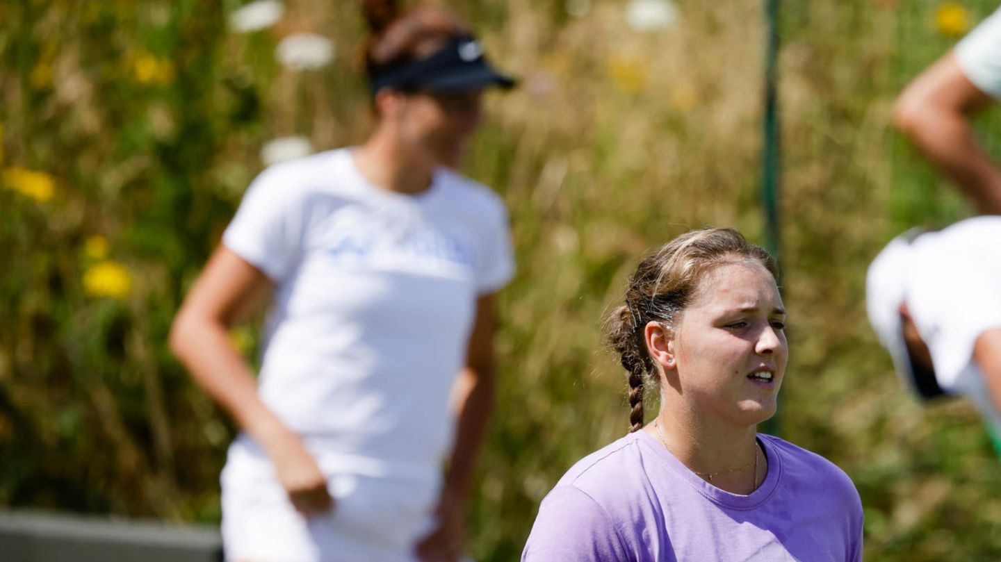 Jule Niemeier (im Vordergrund) und Tatjana Maria (links im Hintergrund trainieren auf dem selben Platz nacheinander