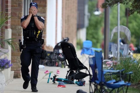 USA, Highland Park: Ein Polizeibeamter ist offensichtlich erschüttert.