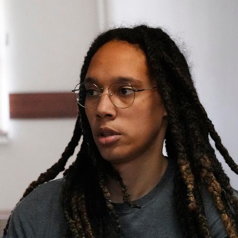 Brittney Griner, Basketballspielerin von Phoenix Mercury, wurde am Moskauer Flughafen verhaftet und ist seitdem wegen Drogenbesitzes in Haft
