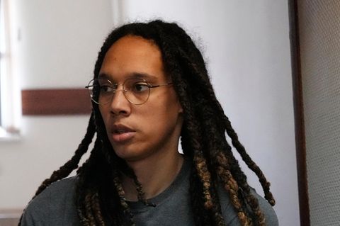 Brittney Griner, Basketballspielerin von Phoenix Mercury, wurde am Moskauer Flughafen verhaftet und ist seitdem wegen Drogenbesitzes in Haft