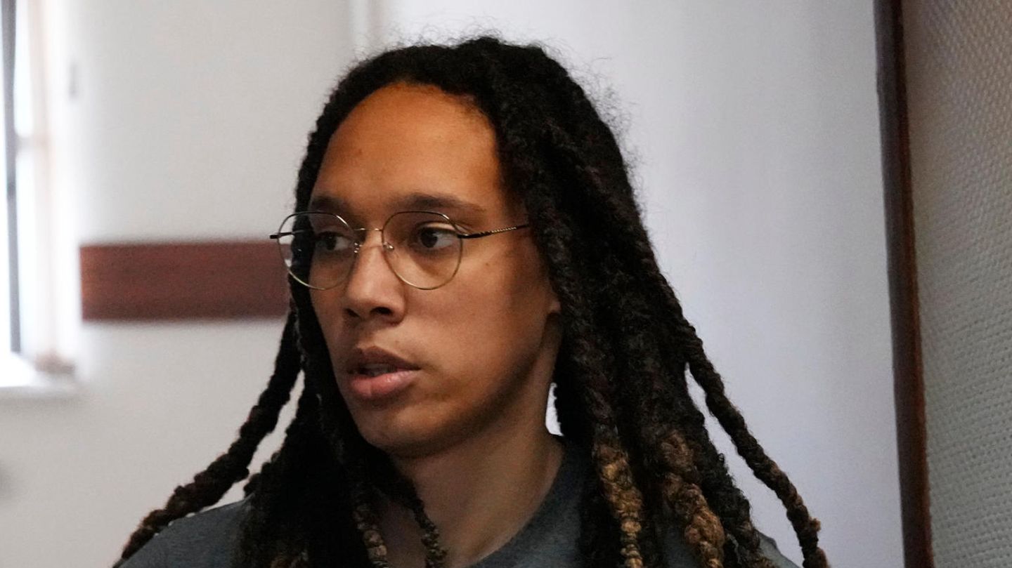 Brittney Griner, Basketballspielerin von Phoenix Mercury, wurde am Moskauer Flughafen verhaftet und ist seitdem wegen Drogenbesitzes in Haft