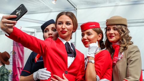 Jetset statt Jetlag: So sieht die Glamour-Welt von Stewardessen aus
