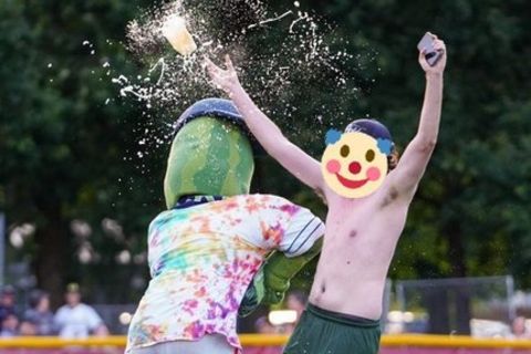 Gurken-Maskottchen überwältigt halbnackten Flitzer bei Baseball-Spiel