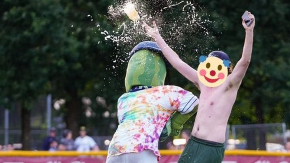 Gurken-Maskottchen überwältigt halbnackten Flitzer bei Baseball-Spiel Gurken-Maskottchen überwältigt halbnackten Flitzer bei Baseball-Spiel