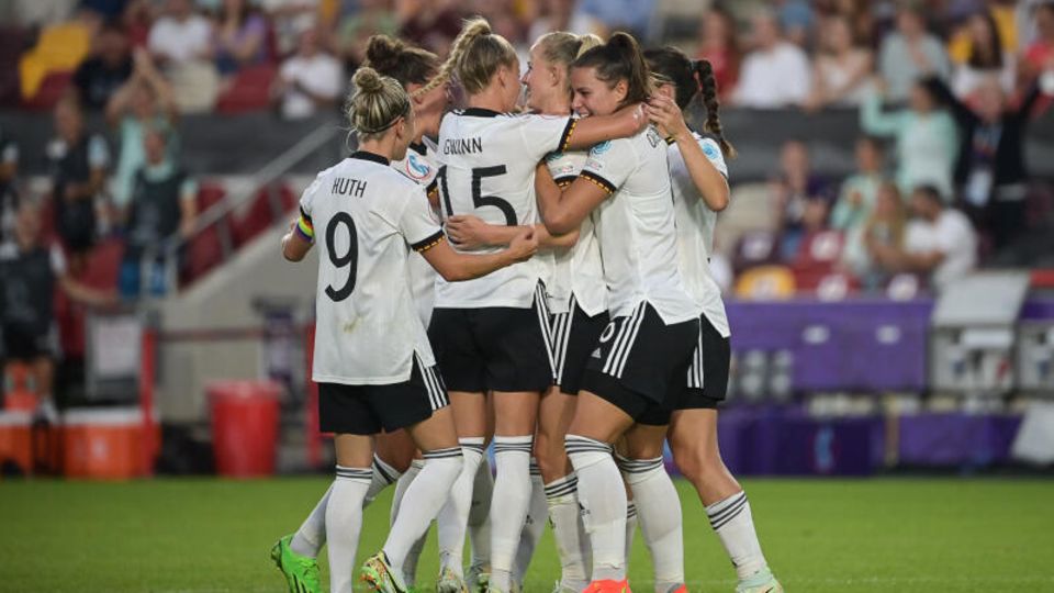 Deutsche Nationalmannschaft im Vorrundenspiel der Fußball-EM gegen Dänemark