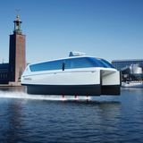 Bei Fahrt erhebt sich der Rumpf aus dem Meer.